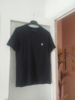 Camiseta Guess Negra Logo Triángulo