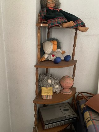 Mueble de rincón de madera torneada