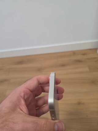 iPhone 13 con cargador