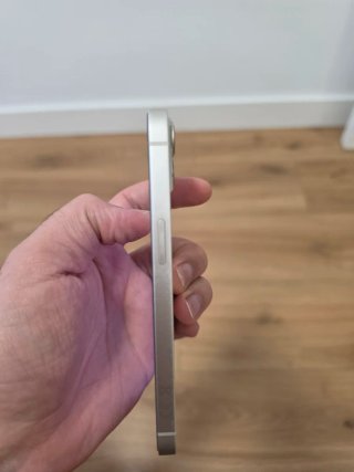 iPhone 13 con cargador