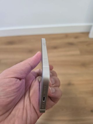 iPhone 13 con cargador