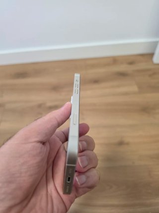 iPhone 13 con cargador