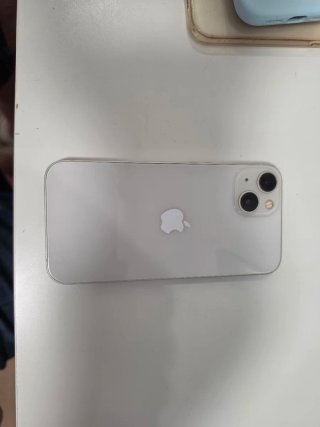 iPhone 13 con cargador