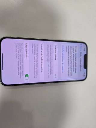 iPhone 13 con cargador