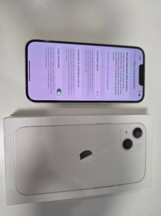 iPhone 13 con cargador