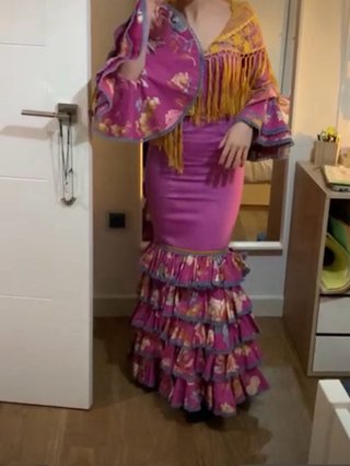 Traje de flamenca malva y flores
