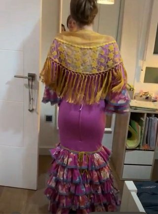 Traje de flamenca malva y flores