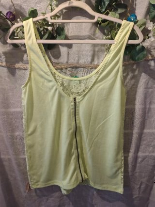 Top encaje verde lima Pull&Bear Talla M