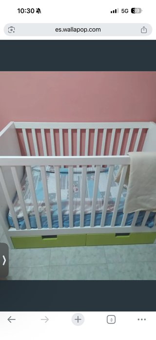 Cuna de bebé blanca con cajones