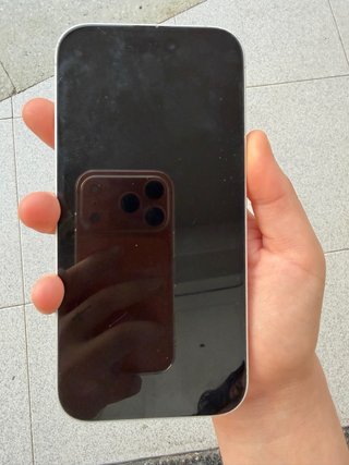 iPhone 16 blanco con solo 10 meses de uso