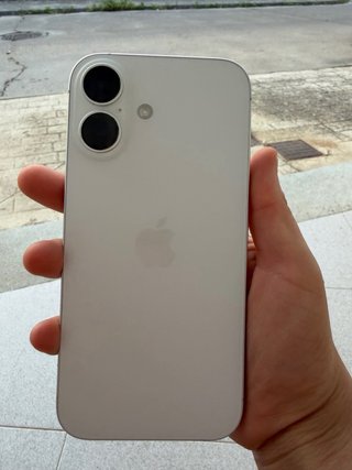 iPhone 16 blanco con solo 10 meses de uso