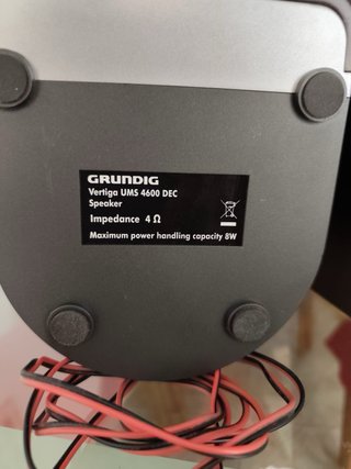 Altavoces plateados y blancos Grunding. Poco usado