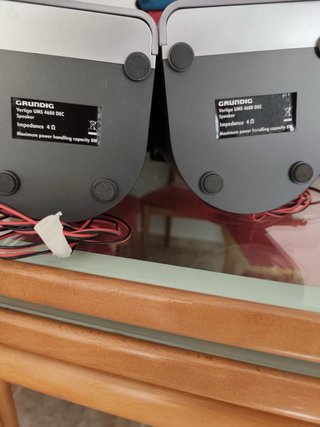 Altavoces plateados y blancos Grunding. Poco usado