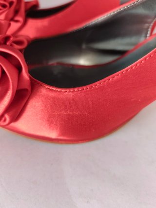 Zapatos de tacón N°39 de Alex Silva de Raso rojo.