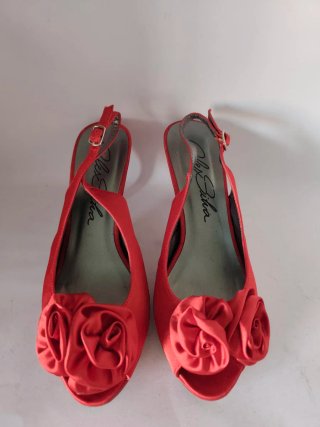 Zapatos de tacón N°39 de Alex Silva de Raso rojo.