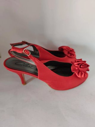 Zapatos de tacón N°39 de Alex Silva de Raso rojo.
