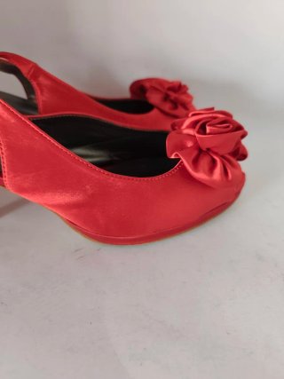 Zapatos de tacón N°39 de Alex Silva de Raso rojo.