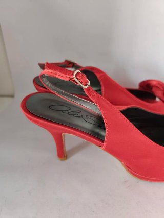 Zapatos de tacón N°39 de Alex Silva de Raso rojo.