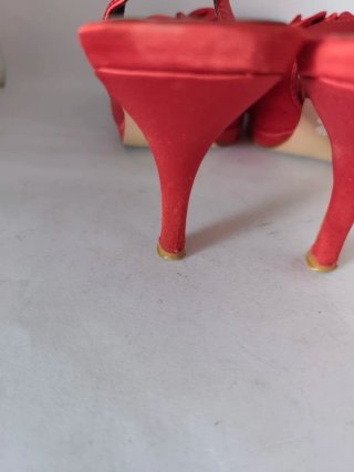 Zapatos de tacón N°39 de Alex Silva de Raso rojo.