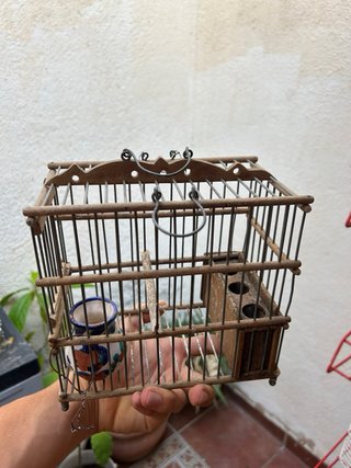 Jaula para pájaros de madera y metal