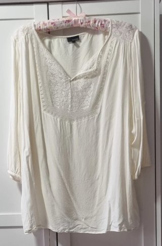 Blusa blanca con bordado