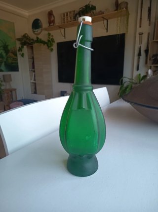 Botella de cristal verde antigua