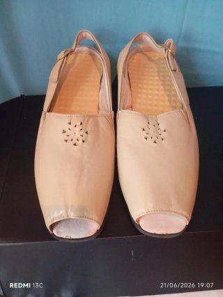 Zapatos abiertos en puntera y talón, beige, T 40.