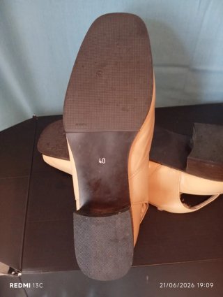 Zapatos abiertos en puntera y talón, beige, T 40.