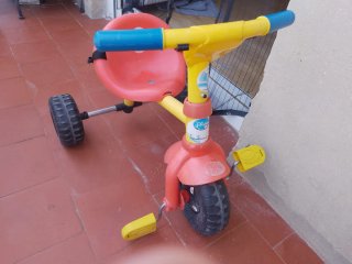 2 Triciclos infantiles amarillo y rojo