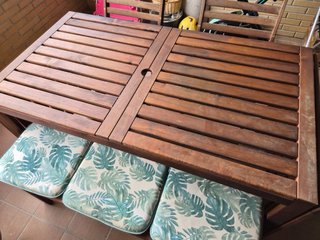 Mesa de jardín de madera con cojines