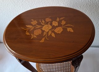 MESITA AUXILIAR VINTAGE OVALADA MARQUETERÍA RATÁN