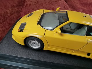 Burago 3045 Bugatti EB 110 Amarillo