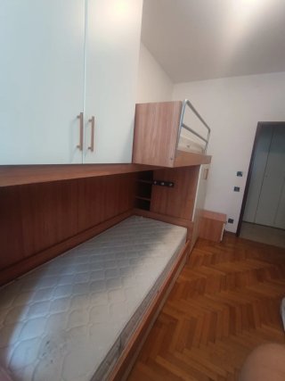 Cameretta a castello con armadi e cassetti