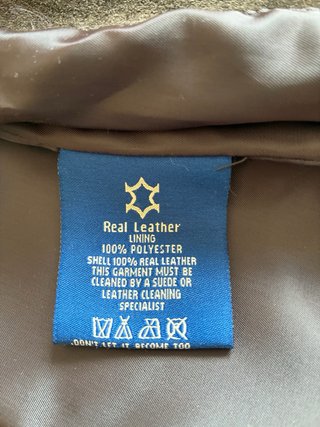 Abrigo largo de piel con detalles de pelo
