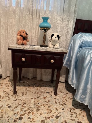 Mesita de noche vintage y silla