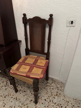 Mesita de noche vintage y silla