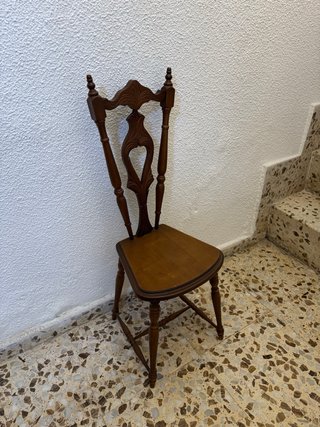 Mesita de noche vintage y silla