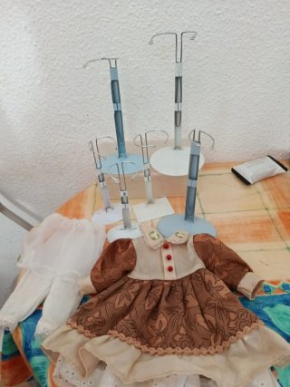 Peanas y vestidos de muñecas