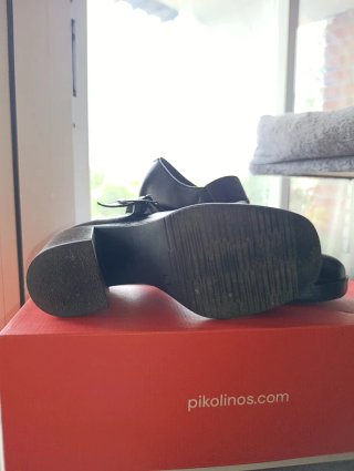 Zapatos tacón Chika10 negros plataforma hebilla