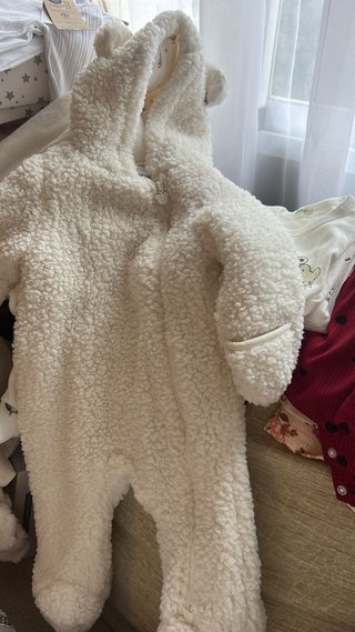 Buzo peluche crema Primark invierno bebé