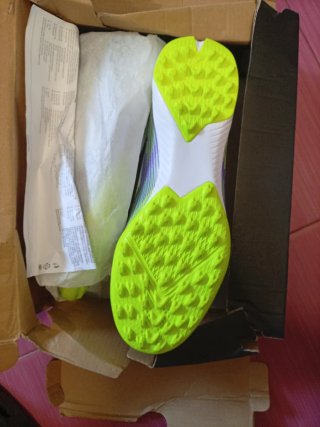 Botas de fútbol Adidas verdes y moradas