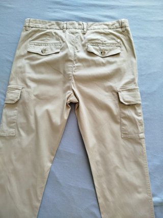 Pantalón cargo beige regular fit