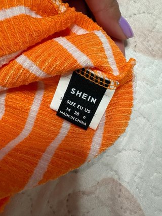 Top naranja y blanco