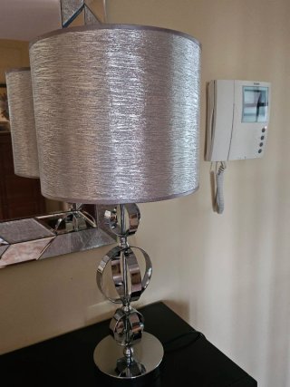 Lámpara de mesa decorativa plata