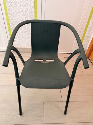Mesa de melanina con patas verdes
