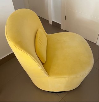 Sillón giratorio amarillo de terciopelo