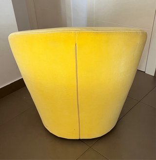 Sillón giratorio amarillo de terciopelo