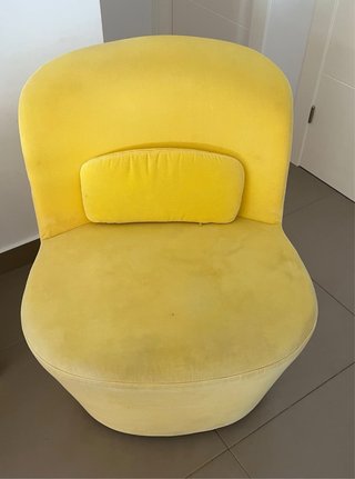 Sillón giratorio amarillo de terciopelo