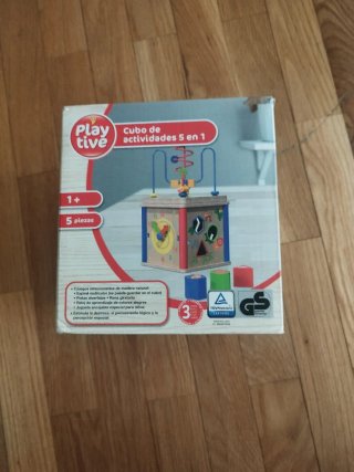 Cubo de actividades de madera