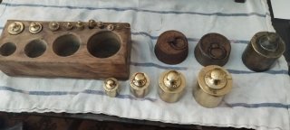 Balanza de platillos y juego de pesas
